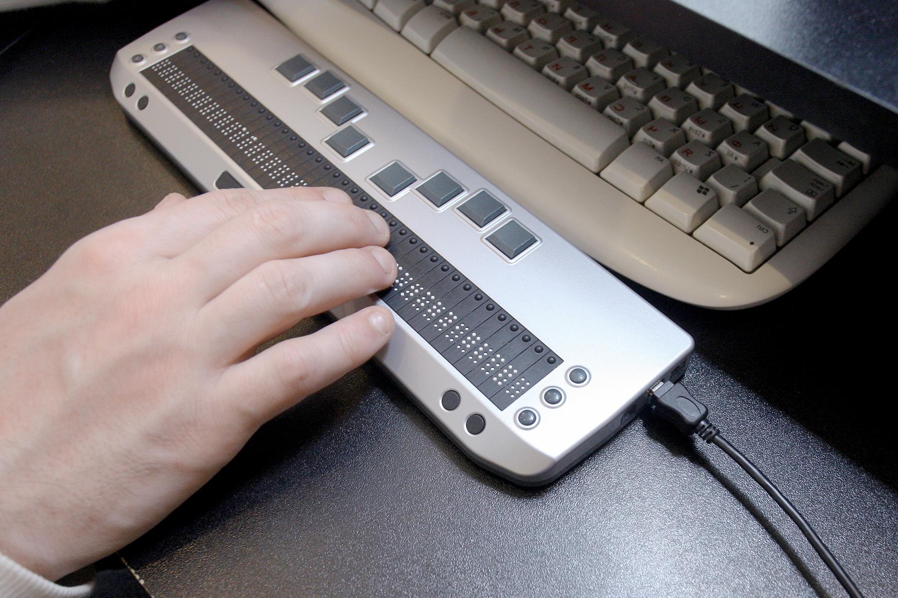 hand using computer and screen reader